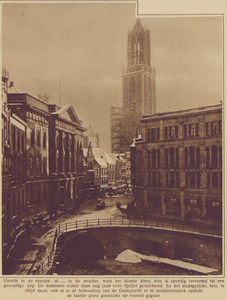 870311 Gezicht op de Stadhuisbrug te Utrecht in winterse omstandigheden, met links het Stadhuis en op de achtergrond de ...